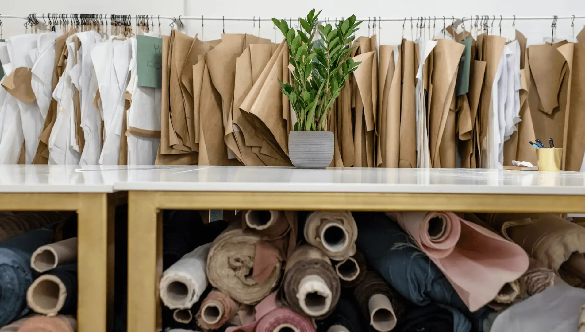 Bild mit Schnittmustern und Stoffrollen